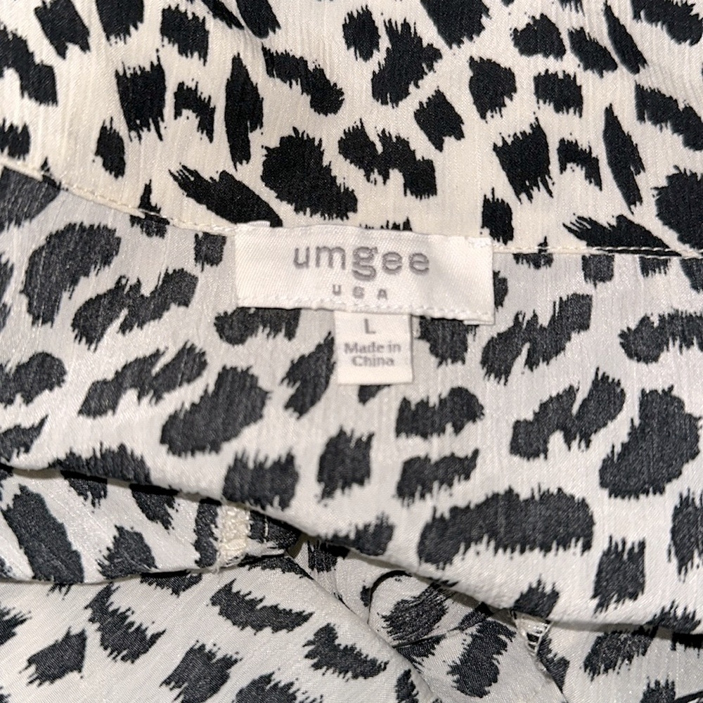 Umgee Black and White Animal Print Button Down Shirt size large - Picture 5 of 7